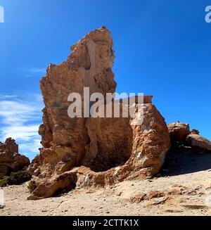 Ungewöhnliche Felsformation in der Wüste Atacama, Bolivien. Vulkanische Erosion. Seltsame Klippe. Altiplano Plateau. Geologische Formationen im Valle de Rocas, Uyuni. Stockfoto