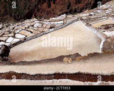 Salzbergwerke in Maras, Peru. Salineras de Maras, Anden. Riesige Salzpfanne. Berühmte peruanische Salz.Heilige Tal der Inkas. Tolle Landschaft. Stockfoto