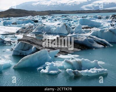 Gletscherlagune Jokulsarlon in Island. Eisblauer Gletschersee. Isländisches Naturwunder. Atemberaubende Winterschönheit. Majestätische Eisberge. Wunderschöne Eisschollen Stockfoto