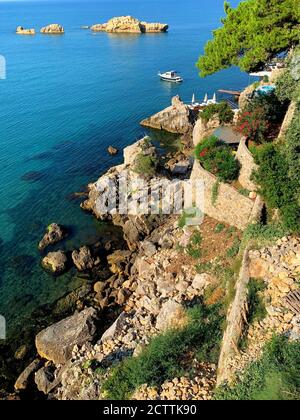 Sommer. Malerische Klippe auf Adria, Ulcinj, Montenegro. Romantische Meereslandschaft. Küstenfelsen. Mittelmeerküste. Entspannen Sie Sich. Urlaub Stockfoto