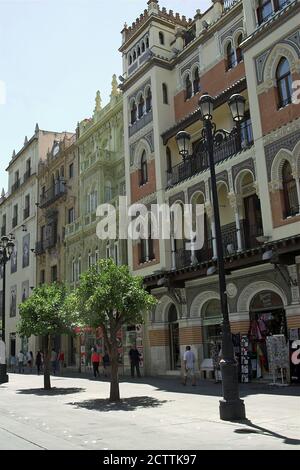 Sevilla, España, Hiszpania, Spanien, Spanien, Mietshäuser an einer der Marktfronten. Casas de vecindad en una de las facadas. Stockfoto