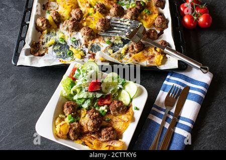 Blech mit Fleischbällchen Kartoffeln und Gemüse Stockfoto