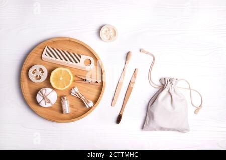 Set von Öko natürliche Bad-Accessoires auf weißem Hintergrund. Stockfoto