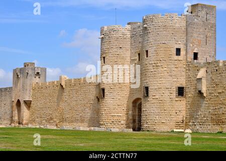 Frankreich, Camarge, Aigues Mortes, im 13. Jahrhundert von Saint Louis gegründet, zeigt diese mittelalterliche Stadt eine besonders gut erhaltene Architektur. Stockfoto