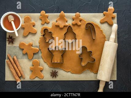Draufsicht auf ausgerollten Teig für weihnachten Lebkuchenkekse Stockfoto