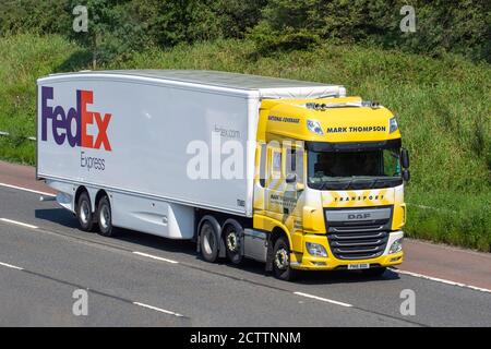 FedEx Express Spedition Delivery Trucks, LKW, Schwerlastfahrzeuge, Transport, LKW, Frachtführer, Fahrzeug, Europäische kommerzielle Transportindustrie LKW, M6 in Manchester, UK Stockfoto