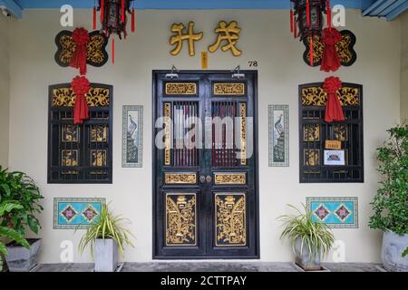 Eingang eines chinesisch-portugiesischen oder Peranakan-Stil Hauses, jetzt beherbergt ein chinesisches Restaurant; Thalang Road, in der Altstadt von Phuket Town, Thailand Stockfoto