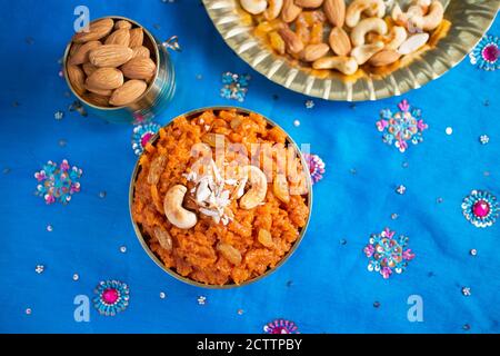 Indian Sweet Karotte Halwa oder Halva Dessert Festival süß in goldenen Schüssel Mumbai serviert, Indien für Dussehra, Diwali. Hausgemachte Mithai mit trockenen Früchten Stockfoto