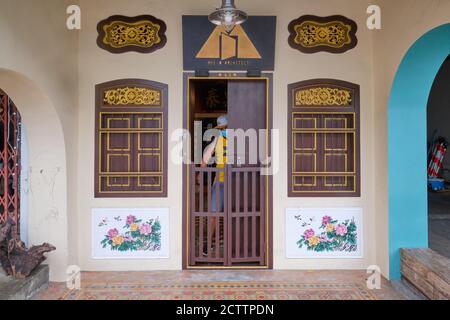 Der Eingang eines chinesisch-portugiesischen oder Peranakan-Stil Hauses in Thalang Road, mit verzierten Fenstern, in der Altstadt von Phuket Town, Thailand Stockfoto