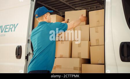 Kurier nimmt Karton-Paket von offenen Lieferwagen zu liefern Postpaket an den Kunden. Stockfoto