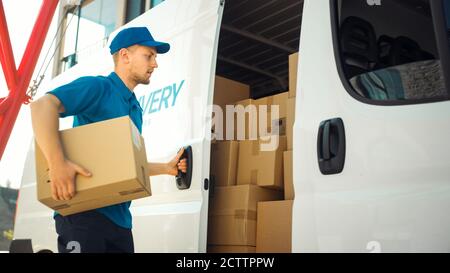 Courier nimmt Karton-Box-Paket aus openned Delivery Van und schließt die Tür. Zustellung des Postpakels an den Kunden. Stockfoto