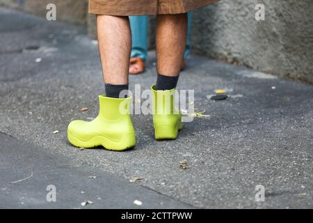 24. September 2020: Model trägt ein Paar grüne Gummistiefel während der Fendi Modenschau auf der Damen Herren Fashion Week Frühjahr / Sommer 2021 Stockfoto