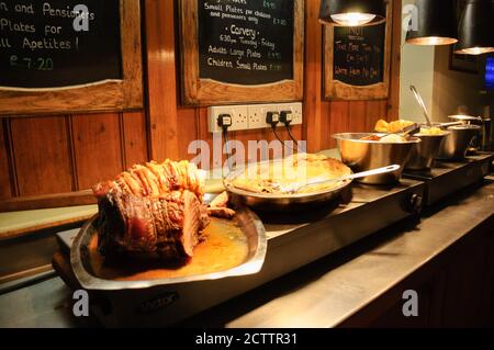 EAST ENGLAND, Großbritannien - 18. AUGUST 2017: Abendessen in der Fleischkälge in der alten Gaststätte in Norfolk. Beef Joint und andere Gerichte der traditionellen englischen Küche. Preise. Stockfoto