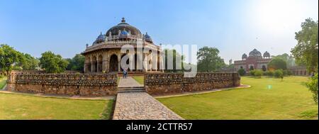 Blick auf Isa Khan Niyazi's Grab , ein achteckiges Grab bekannt für seine versunkenen Garten wurde für einen Adligen in der Humayun's Grab Komplex gebaut. Stockfoto