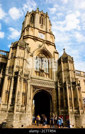 OXFORD, Großbritannien - 23. AUGUST 2017: Christ Church konstituierende Hochschule der Universität von Oxford in England. Besucher in der Nähe des Eingangs. Stockfoto