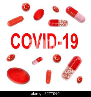 Die Inschrift Covid-19, chinesische Coronavirus globale Epidemie. Red verschiedene Pillen gegen das Virus. Isoliert auf dem weißen. Stockfoto
