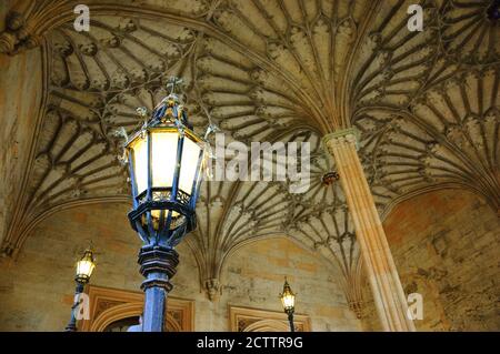OXFORD, Großbritannien - 23. AUGUST 2017: Laternen und wunderschöne gewölbte Decke in Christ Church College der Universität Oxford in England. Stockfoto
