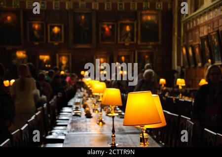 OXFORD, Großbritannien - 23. AUGUST 2017: Besucher in der Great Dining Hall in Christ Church College der University of Oxford in England. Stockfoto
