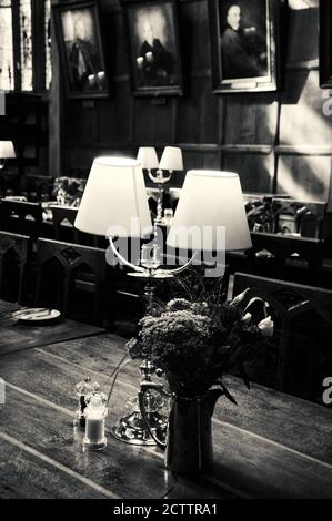OXFORD, Großbritannien - 23. AUGUST 2017: Great Dining Hall in Christ Church College der University of Oxford in England. Schwarzweißes historisches Foto. Stockfoto