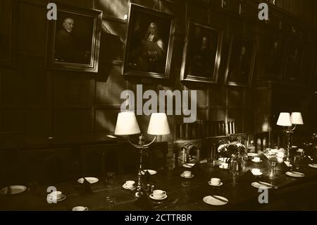 OXFORD, Großbritannien - 23. AUGUST 2017: Großer Speisesaal in Christ Church College der University of Oxford in England. Sepia historisches Foto Stockfoto
