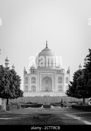 Schwarz-Weiß-Ansicht von Taj Mahal in Indien von Mehtab Bagh (Moonlight Garden). Stockfoto