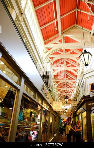 OXFORD, Großbritannien - 23. AUGUST 2017: Frauen betrachten Schaufenster der Cake Shop Bäckerei im historischen Oxford Covered Market. Stockfoto