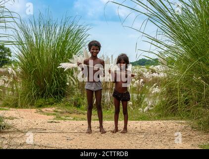 Durgapur/Indien – 24. September 2020. Zwei indische Rural Kids spielen auf dem Feld. Stockfoto