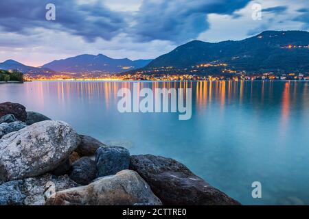 Salo, Italien, wunderschönen Sonnenuntergang über Wasser am Gardasee Stockfoto