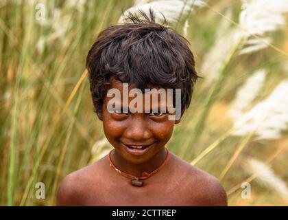 Durgapur/Indien – 24. September 2020. Porträt eines unschuldigen ländlichen Kindes. Selektiver Fokus wird verwendet. Stockfoto