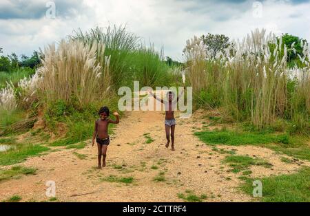 Durgapur/Indien – 24. September 2020. Zwei indische Rural Kids spielen auf dem Feld. Stockfoto