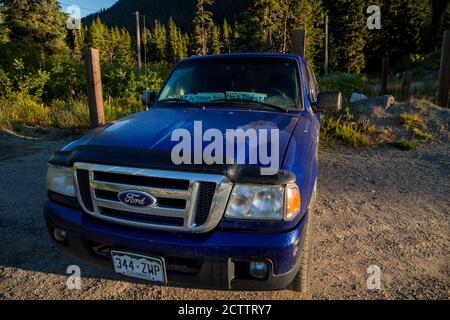 Ein Fahrzeug mit einem ausländischen Nummernschild zeigt ein Schild an Der Eigentümer ist ein lokaler Wohnsitz aufgrund von Diskriminierung Menschen, die über Borde reisen Stockfoto