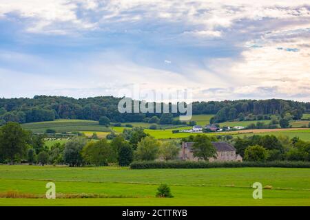 Best of Limburg Landschaft Sonnenuntergang, schöne grüne Landschaft, Hügel, Felder und Wiese, Vegetation und Dorf Stockfoto