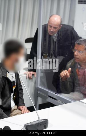 Limburg, Deutschland. September 2020. Der 33-jährige Beklagte (l) spricht im vorläufig in einem Festzelt errichtetem Gerichtssaal mit dem Verteidiger Bernward Kullmann (M) und einem Dolmetscher. Er wird beschuldigt, im Oktober 2019 einen LKW in Limburg entführt und dann absichtlich in Autos gefahren zu haben, die vor einer Ampel standen. 18 Menschen wurden verletzt. Quelle: Thomas Frey/dpa/Pool/dpa/Alamy Live News Stockfoto