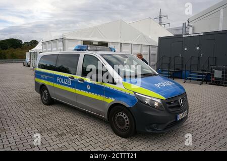 Limburg, Deutschland. September 2020. Vor dem Gerichtssaal, der provisorisch in einem Festzelt aufgestellt ist, steht ein Polizeiauto. Ein 33-jähriger Angeklagter wird beschuldigt, im Oktober 2019 einen LKW in Limburg entführt und dann absichtlich mit ihm Autos getroffen zu haben, die vor einer Ampelkreuzung standen. 18 Menschen wurden verletzt. Quelle: Thomas Frey/dpa/Pool/dpa/Alamy Live News Stockfoto