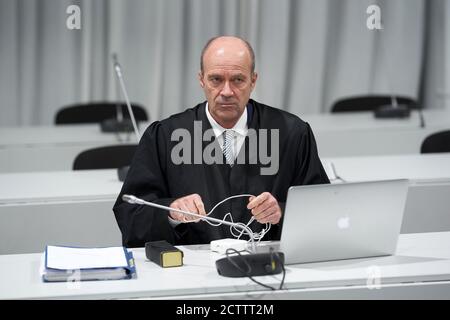 Limburg, Deutschland. September 2020. Der Verteidiger Bernward Kullmann bereitet sich auf den Prozess in dem vorläufig in einem Festzelt errichtetem Gerichtssaal vor, in dem sein Mandant beschuldigt wird, im Oktober 2019 einen LKW in Limburg entführt und dann absichtlich in Autos gefahren zu haben, die vor einer Ampel standen. 18 Menschen wurden verletzt. Quelle: Thomas Frey/dpa/Pool/dpa/Alamy Live News Stockfoto