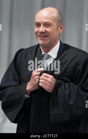 Limburg, Deutschland. September 2020. Der Verteidiger Bernward Kullmann bereitet sich auf den Prozess in dem vorläufig in einem Festzelt errichtetem Gerichtssaal vor, in dem sein Mandant beschuldigt wird, im Oktober 2019 einen LKW in Limburg entführt und dann absichtlich in Autos gefahren zu haben, die vor einer Ampel standen. 18 Menschen wurden verletzt. Quelle: Thomas Frey/dpa/Pool/dpa/Alamy Live News Stockfoto