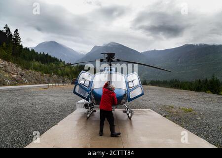 Ein H125-Hubschrauber am Hubschrauberlandeplatz Green Lake in Whistler, BC Stockfoto