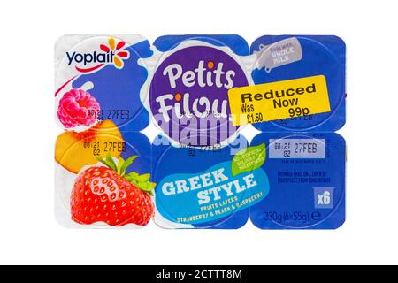 Gelber reduzierter Aufkleber auf Multipack Yoplait Petits Filous Joghurts Griechische Fruchtschichten Erdbeere & Pfirsich & Himbeere - War £1.50 jetzt 99p Stockfoto