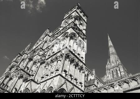 Salisbury Cathedral (England, Großbritannien). Fassade. Schwarz weiß historisches Foto Stockfoto