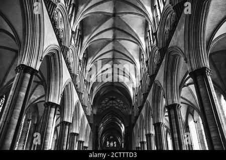 SALISBURY, Großbritannien - 25. AUGUST 2017: Berühmte Kathedrale von Salisbury. Gewölbte Decke des Kirchenschiffs und Buntglasfenster. Schwarz weiß historisches Foto Stockfoto