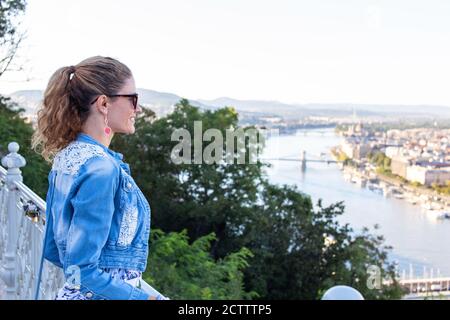 Junge städtische europäische Frau wundert sich in Budapest Panorama, Ungarn Stockfoto