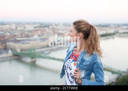 Glückliche junge touristische Frau fragen sich in Budapest, Ungarn Stockfoto