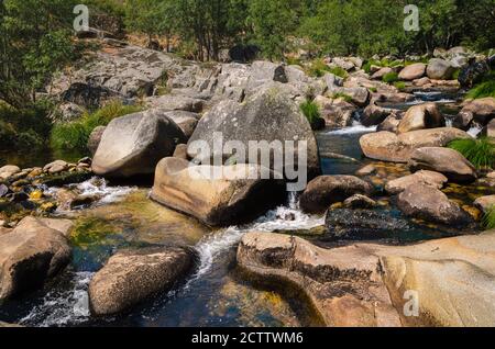 Ruhige Flussläufe bilden kleine Wasserfälle, Naturpark Las Batuecas, Salamanca, Spanien Stockfoto