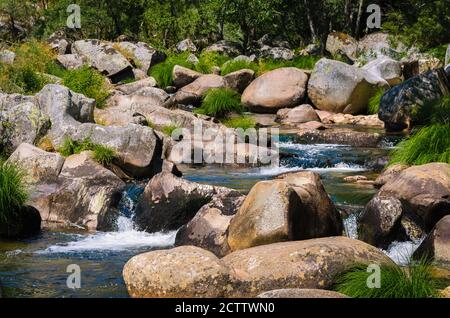 Ruhige Flussläufe bilden kleine Wasserfälle, Naturpark Las Batuecas, Salamanca, Spanien Stockfoto