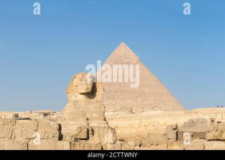 Die große Sphinx mit der Pyramide von Khepre im Hintergrund, Giza, Kairo, Ägypten Stockfoto