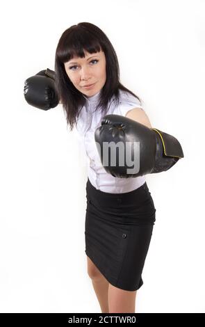 Mädchen in Bürokleidung und Boxhandschuhe auf einem weißen Hintergrund Stockfoto