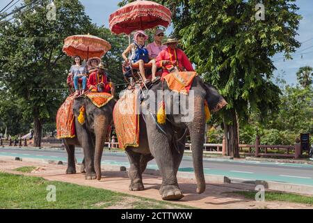 Ayutthaya, Thailand - 31. August 2018: Touristen auf einer Elefantenritt-Tour im Historischen Park von Ayutthaya, Thailand. Stockfoto