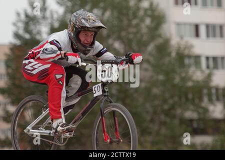 St. Petersburg, Russland - 6. August 2015: Nicht identifizierter Biker im BMX Race Cruiser. Die Wettkämpfe sind eine Etappe der BMX-Rennmeisterschaft Stockfoto