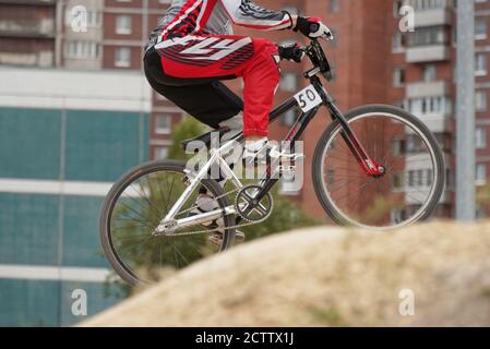 St. Petersburg, Russland - 6. August 2015: Nicht identifizierter Biker im BMX Race Cruiser. Die Wettkämpfe sind eine Etappe der BMX-Rennmeisterschaft Stockfoto