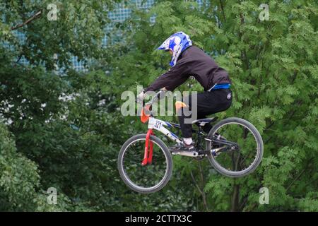 St. Petersburg, Russland - 6. August 2015: Nicht identifizierter Biker im BMX Race Cruiser. Die Wettkämpfe sind eine Etappe der BMX-Rennmeisterschaft Stockfoto